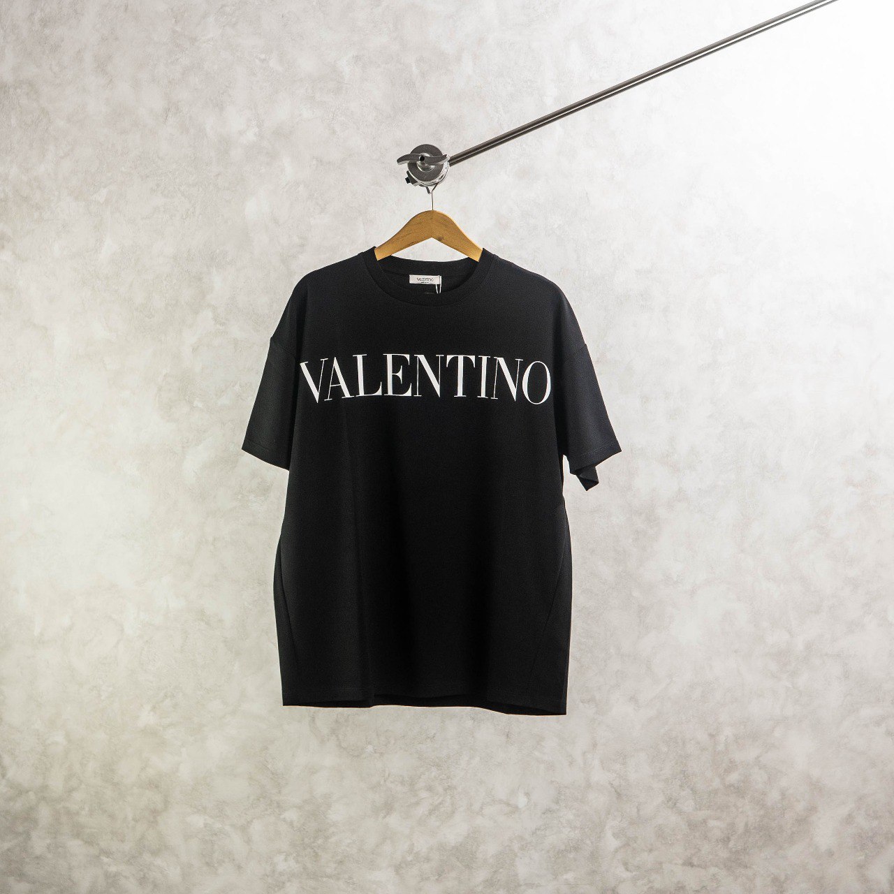 Kaos VALENTINO VLTN TEXT CENTER BLACK Tshirt 100% ORIGINAL - HYPESNEAKER.ID