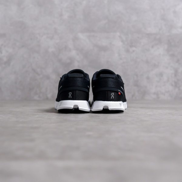 ON CLOUD BLACK SEPATU