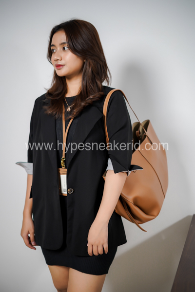 gaya outfit wanita ke kantor yang stylish