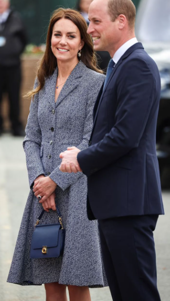 Kate Middleton memakai tas polenen