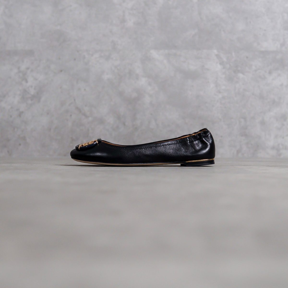 TORY BURCH BLACK SEPATU