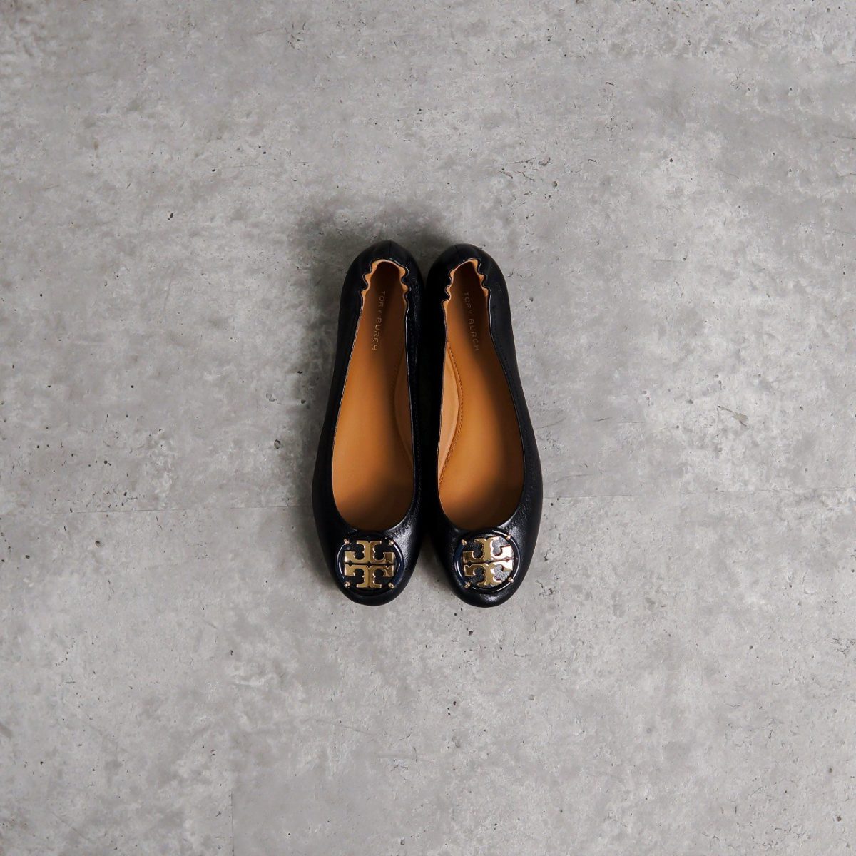 TORY BURCH BLACK SEPATU