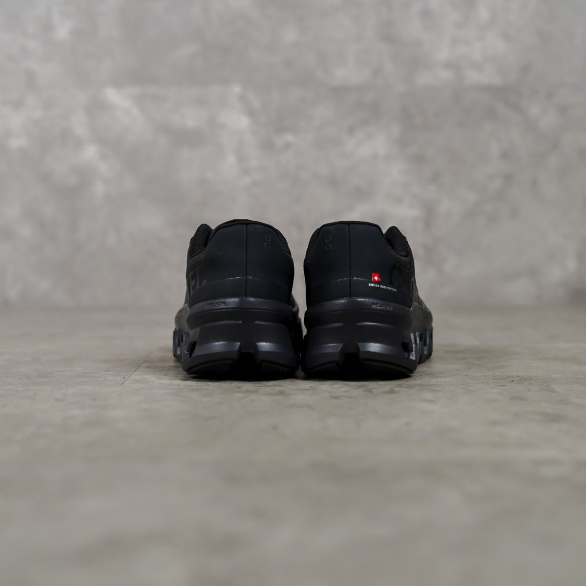 ON CLOUD BLACK SEPATU