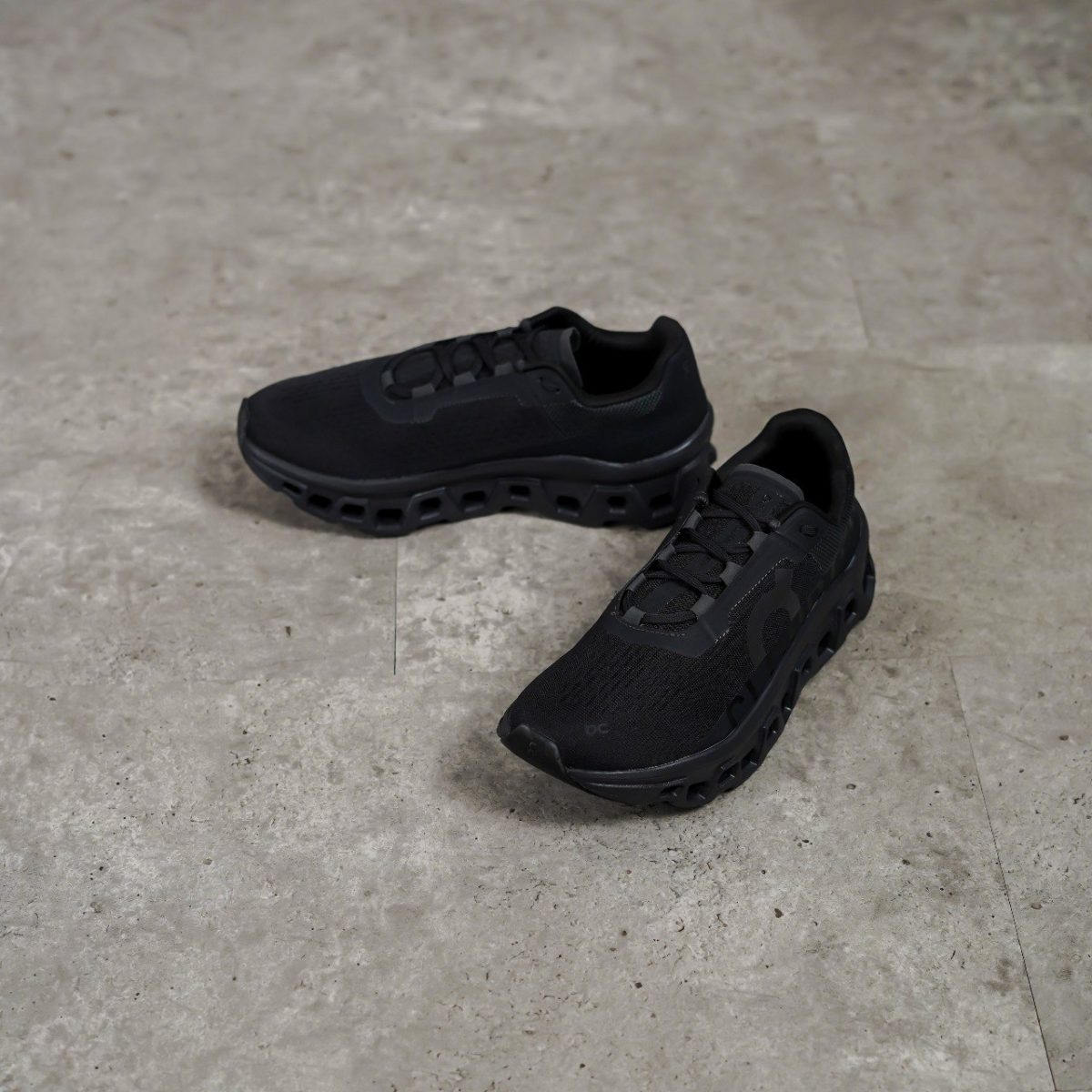 ON CLOUD BLACK SEPATU