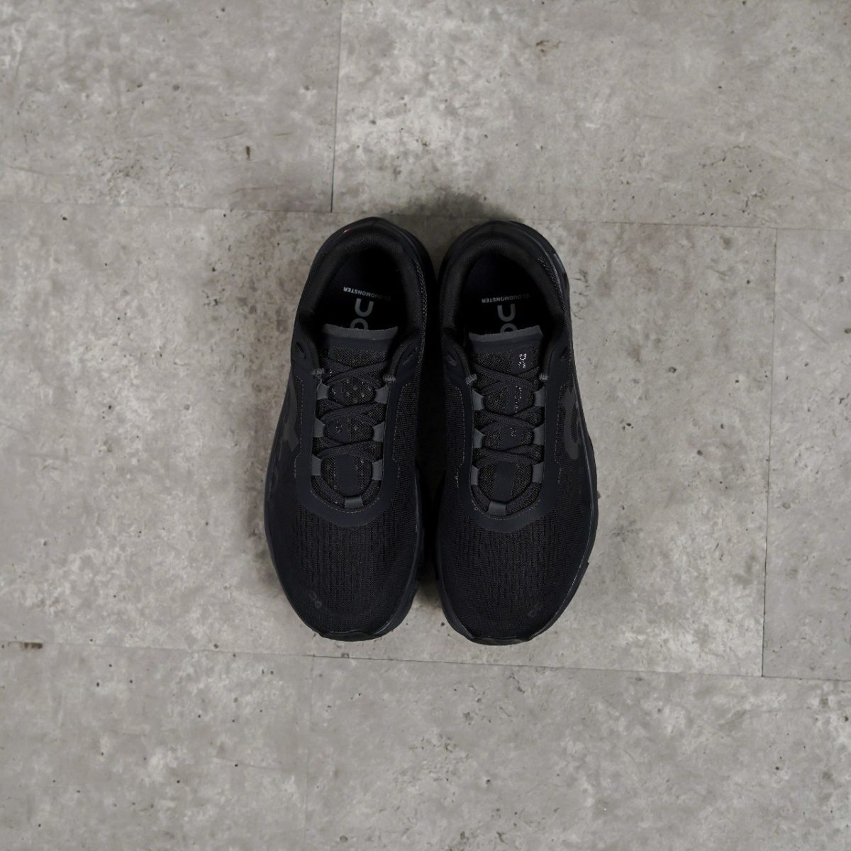 ON CLOUD BLACK SEPATU