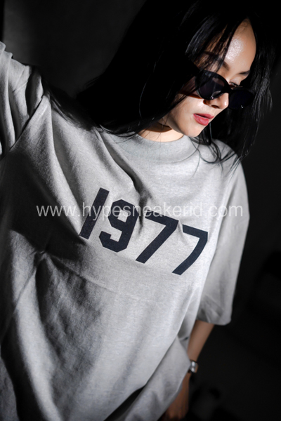 makna desain angka 1977 brand essentials