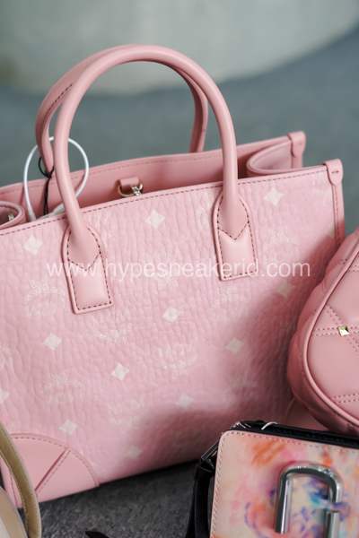 rekomendasi tas branded pink