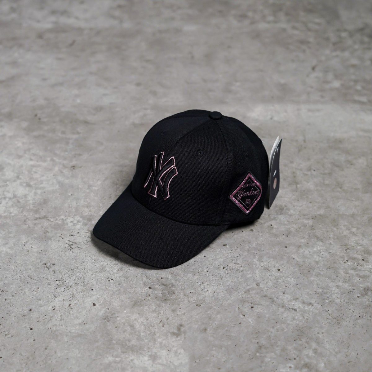 MLB NY OUTLINE YANKEES PINK BLACK CAP