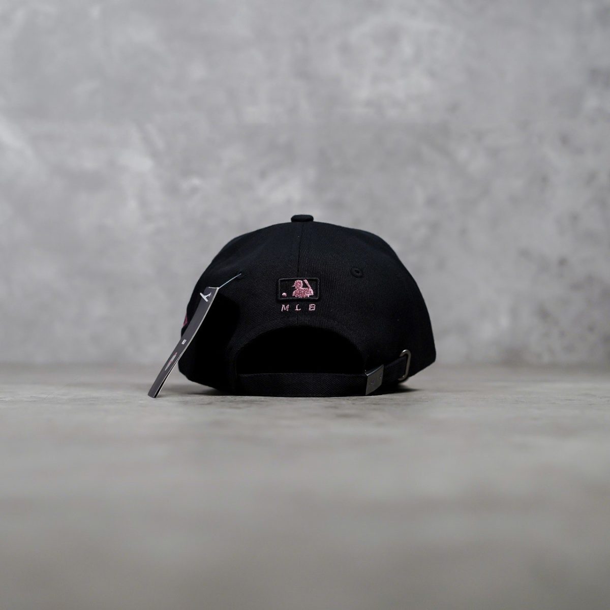 MLB NY OUTLINE YANKEES PINK BLACK CAP